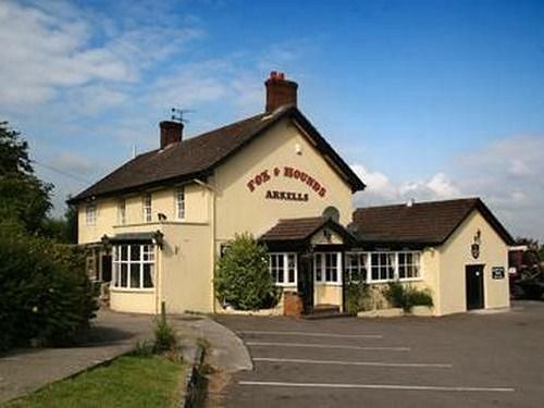The Fox & Hounds Hotel สวินดอน ภายนอก รูปภาพ